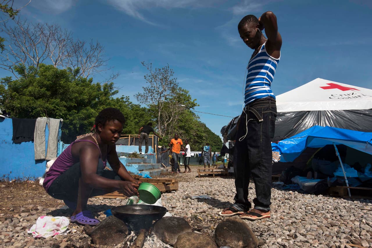 Las autoridades costarricenses han habilitado varios campamentos como este para los africanos en lugares fronterizos. Orenga y Mega son una pareja de inmigrantes de Togo que viven en el de Paso Canoas.
