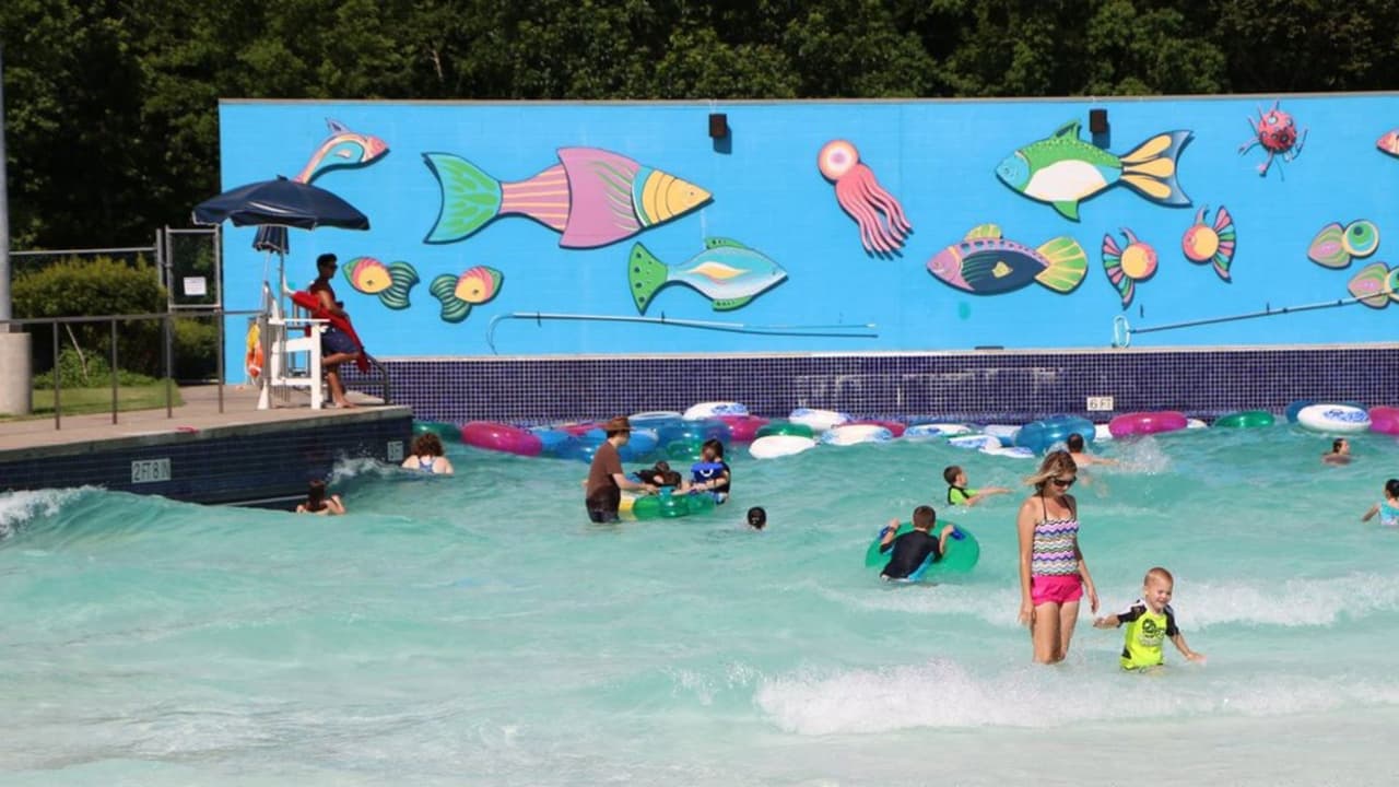 <b>En el cuarto lugar,</b> según el espacio de reseñas, se encuentra 
<b>Maplewood South/North Community Pool,</b> ubicado en 10425 Rampart St, 77096. Está disponible de martes a jueves de 11am a 8pm, viernes de 11am a 9pm, sábado de 11am a 8pm y domingos de 11am a 7pm.