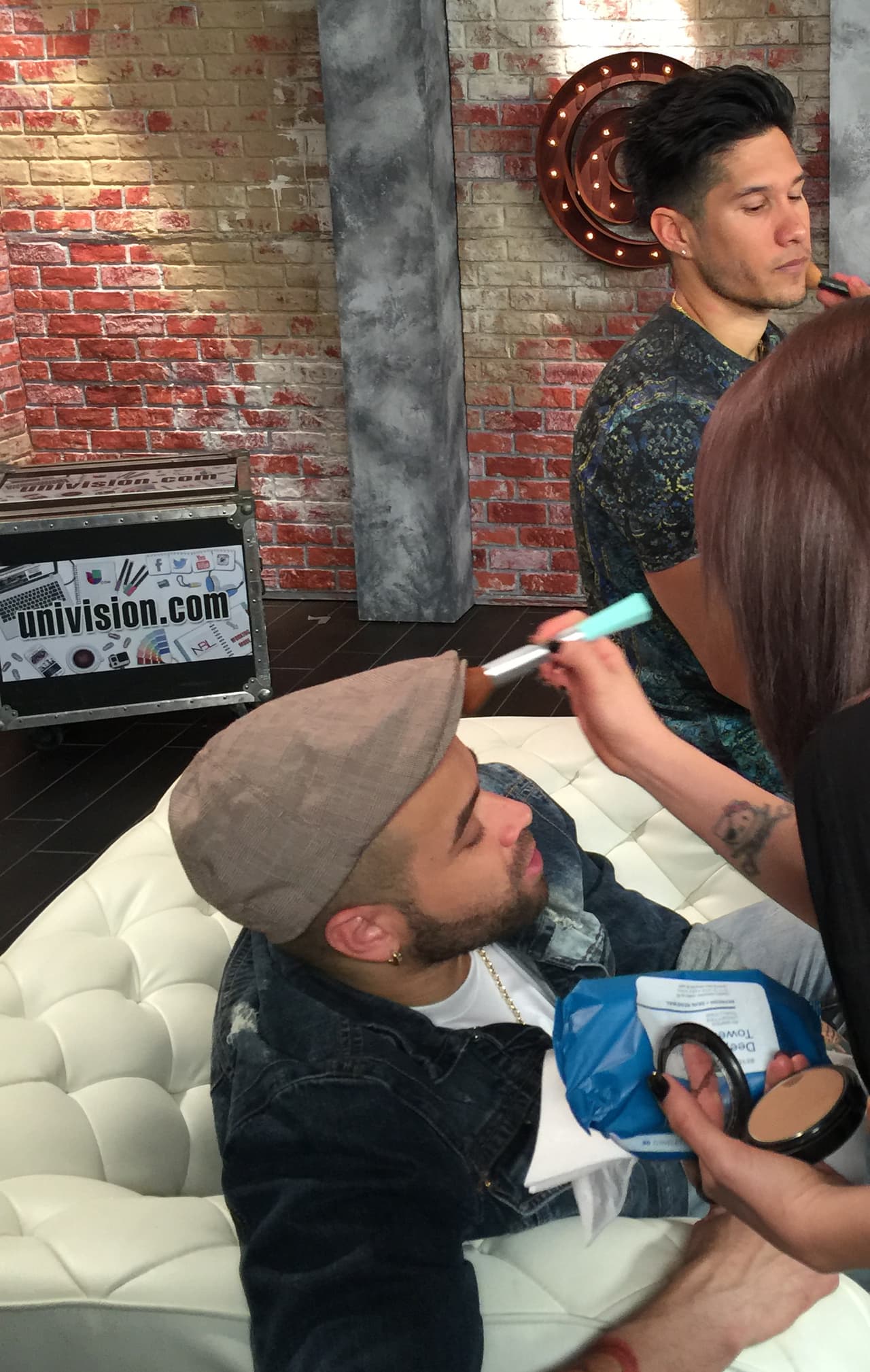 Nacho tampoco podía quedarse atrás ante la magia de nuestra maquillista y decidió darse unos toques de polvo.