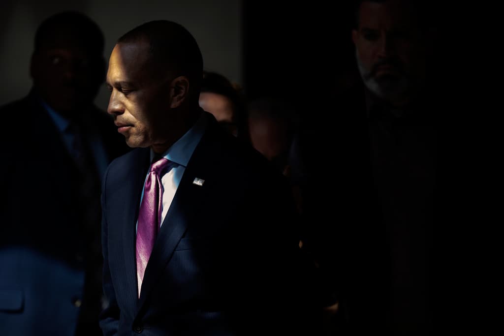 El líder de la minoría en la Cámara de Representantes, Hakeem Jeffries, de Nueva York, camina hacia una conferencia de prensa en el Capitolio en Washington, el 1 de octubre de 2025.