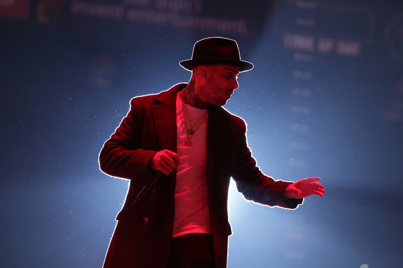 Él es un hombre muy familiar y sus logros son siempre por su familia y gracias a ellos, como confesó hace poco que cuando se convirtió en el número uno con su tema 'El Perdón' se lo comunicó a su papá.