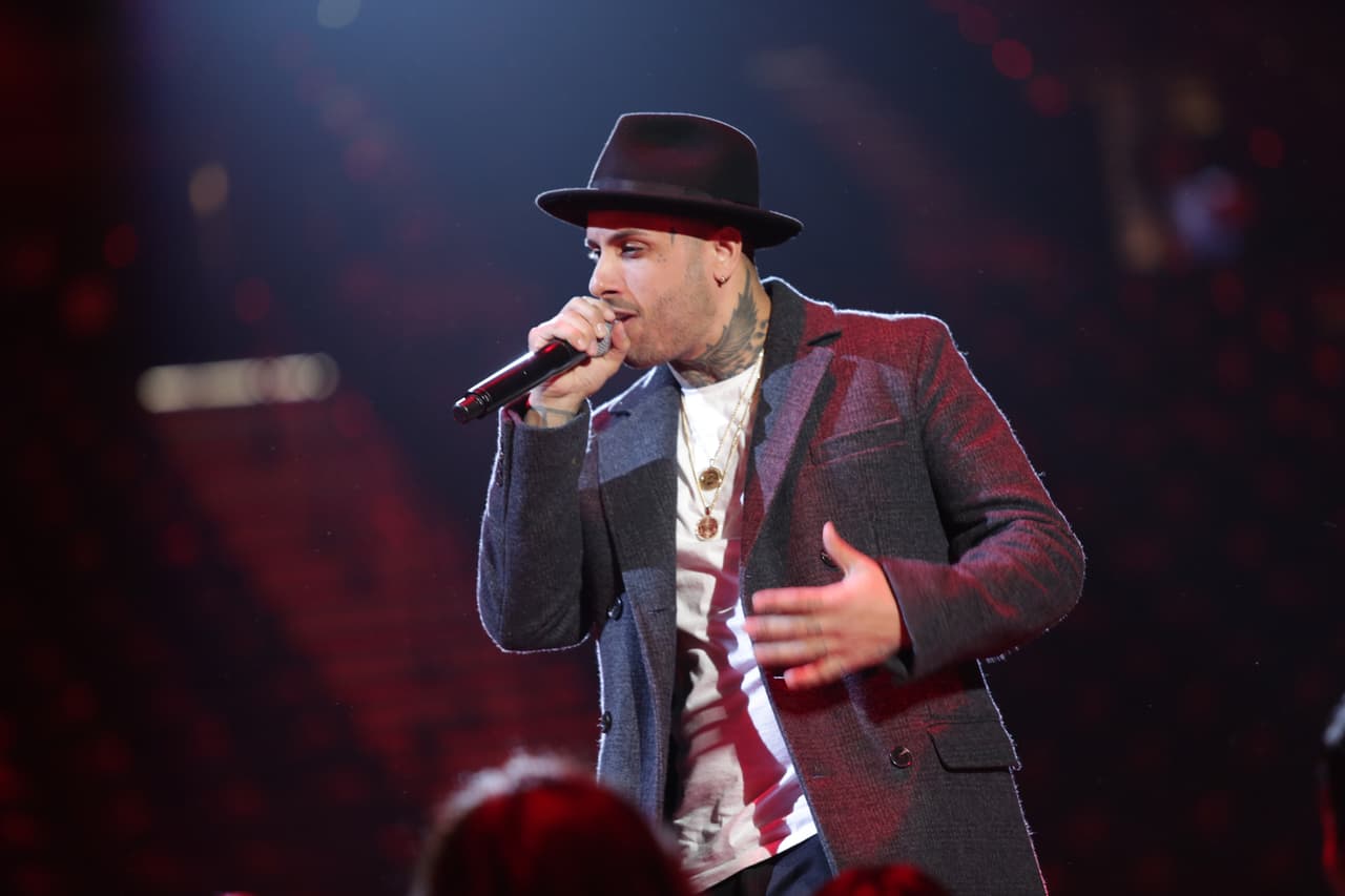 Parece que las palabras de su padre lo conmovieron hasta las lágrimas.