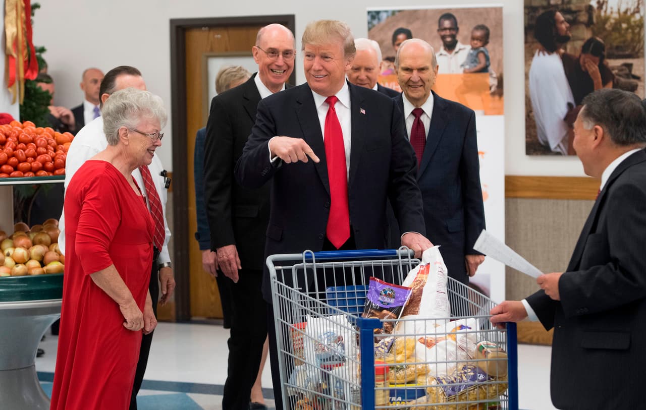 <b>¿Sorprendido por los precios? </b>Donald Trump haciendo compras en un supermercado es algo que probablemente no había pasado en muchísimo tiempo. Sin embargo, su rostro lo muestra conforme y a sus anchas. Fue durante un viaje a Salt Lake City, Utah, donde recorrió un centro de distribución de alimentos en diciembre de 2017.