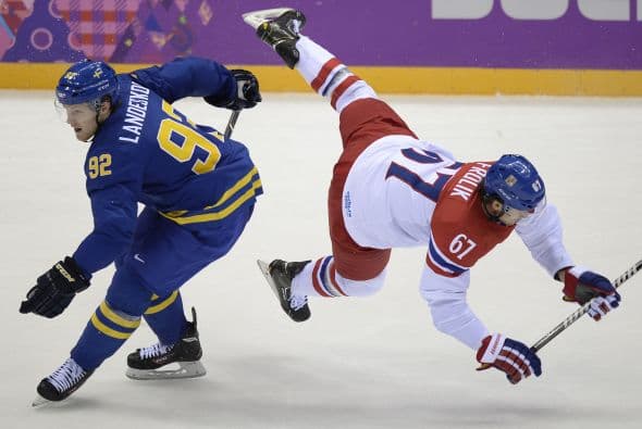 Gabriel Landeskog de ​​Suecia, compite con el checo Michael Frolik durante el encuentro de hockey sobre hielo en el Bolshoy Arena.