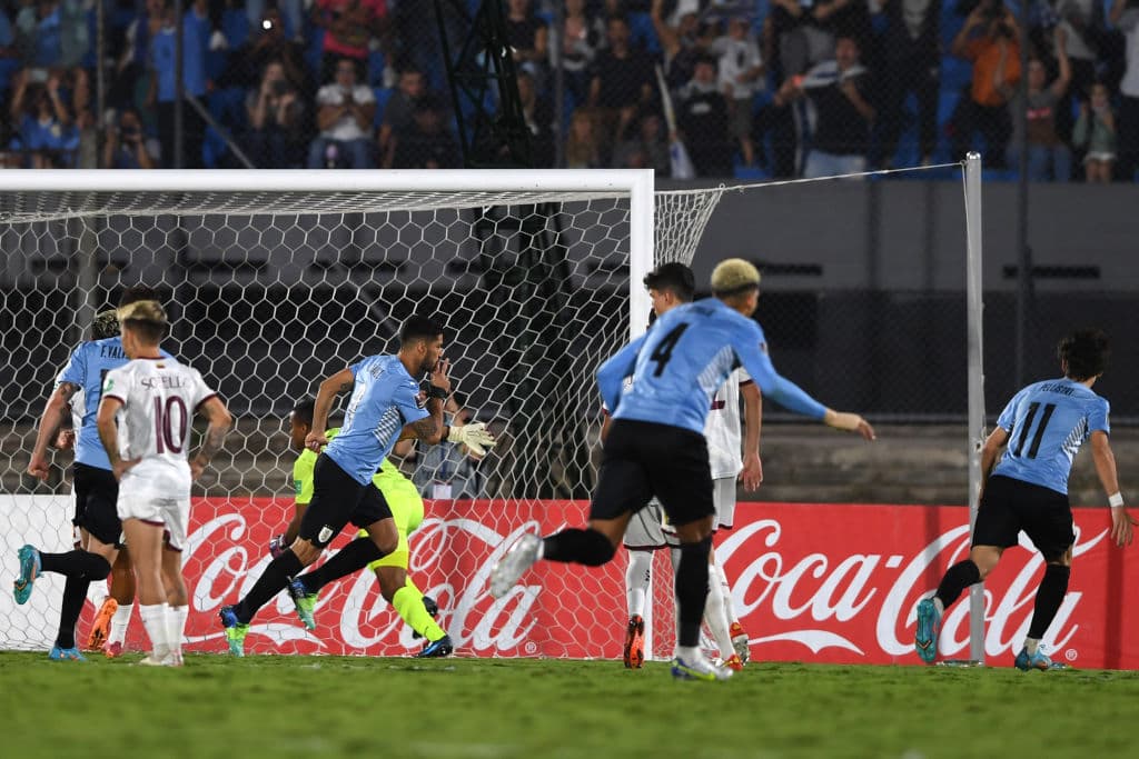 Venezuela no sabe ni por dónde vaen los goles y Uruguay asegura los puntos con un contundente 4-1.