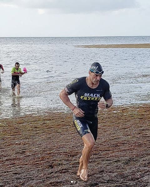"Hoy tocó 'suave'... 15 millas en bici para calentar. Después 4 mini-triatlones, nado en el mar, bici en el pasto y correr en la arena... después 15 millas en bici para 'relajar'. Vamos que se puede. Tráiganme una grúa para moverme", escribió.