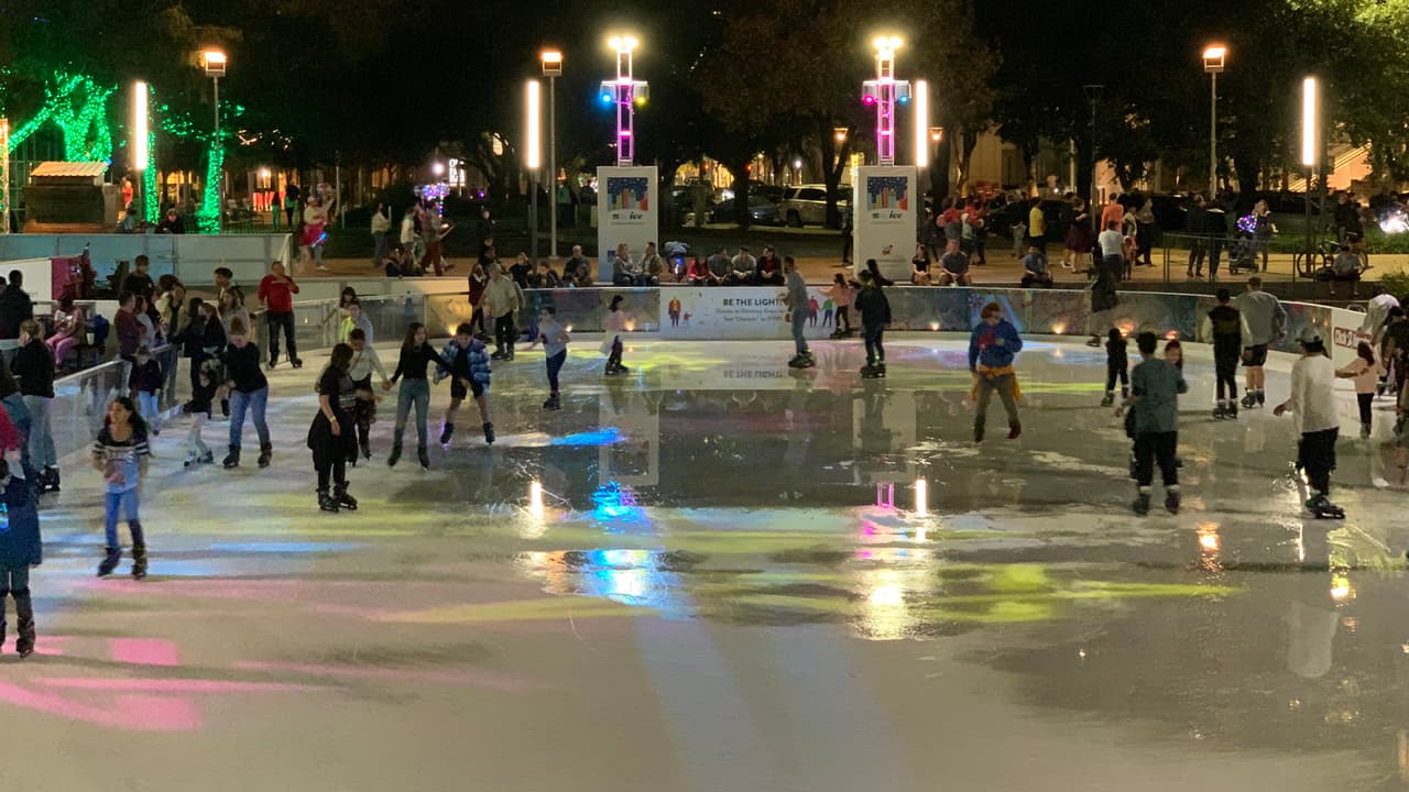 Green Mountain Energy Ice es la pista de patinaje que está abierta del 12 de noviembre de 2021 al 30 de enero de 2022 en el parque Discovery Green en el centro de
<a href="https://www.univision.com/local/houston-kxln/">Houston. </a>