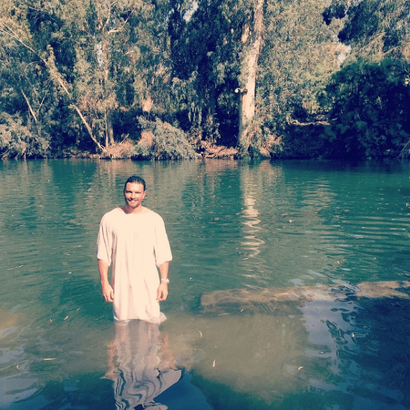 En abril de 2015, Gabriel Soto, Julián Gil (foto), Geraldine Bazán y Mariana Seoane también fueron protagonistas de esta experiencia en Tierra Santa: "
<b><a href="https://www.univision.com/shows/el-gordo-y-la-flaca/julian-gil-y-mariana-seone-se-dan-una-escapadita-video" target="_blank">Recién bautizado</a></b>", escribió el actor argentino junto a esta foto en su cuenta de 
<b><a href="https://www.instagram.com/p/2Dx20-Mab_/" target="_blank">Instagram</a>. </b>