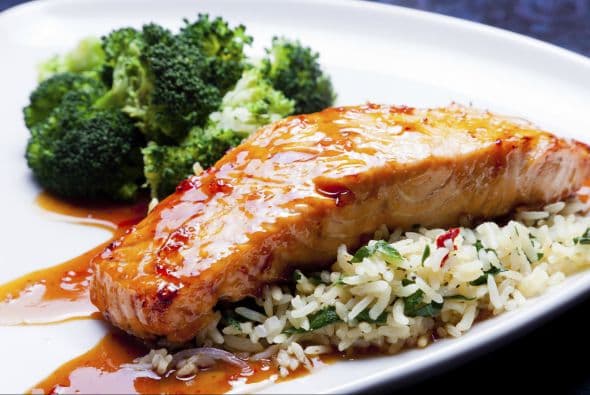 Agrégale chile chipotle, una pizca de canela y un toque de comino molido. Deja reducir y sirve con arroz blanco.