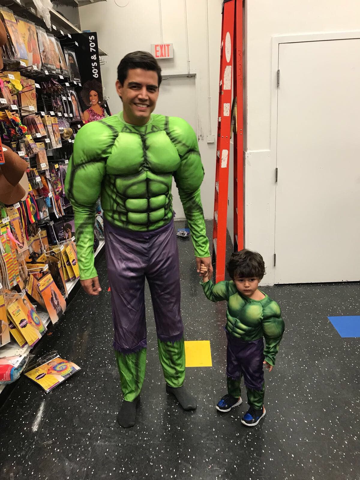 Tarde de compras, Orlando Segura y Baby Joshua salieron a elegir sus disfraces de Halloween.