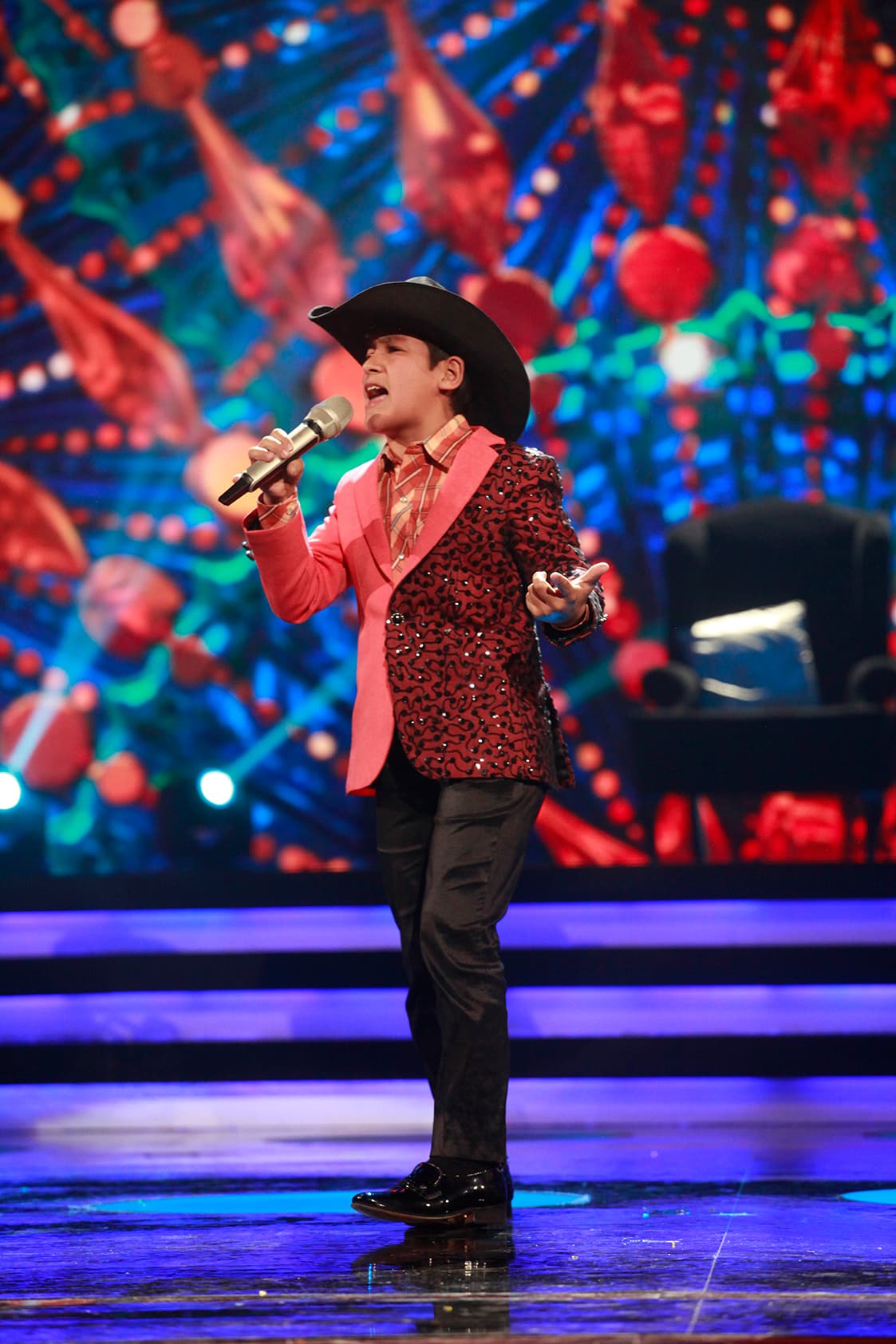 Una banda se apostó en el escenario cuando Rafael se presentó para interpretar 'Te hubieras ido antes', de Julión Álvarez.