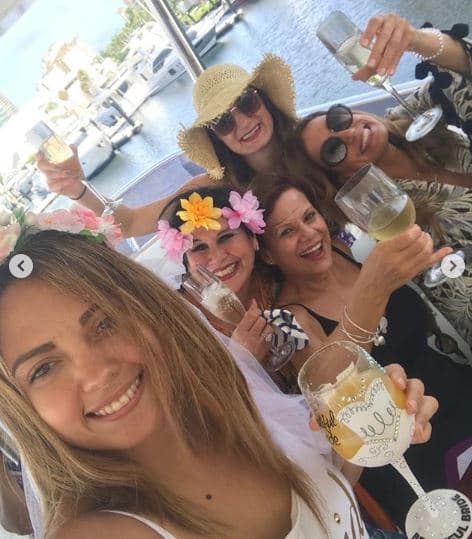 Parte de las mujeres de la familia Estefan estuvieron como invitadas en la fiesta, misma que se realizó a bordo de un yate.
