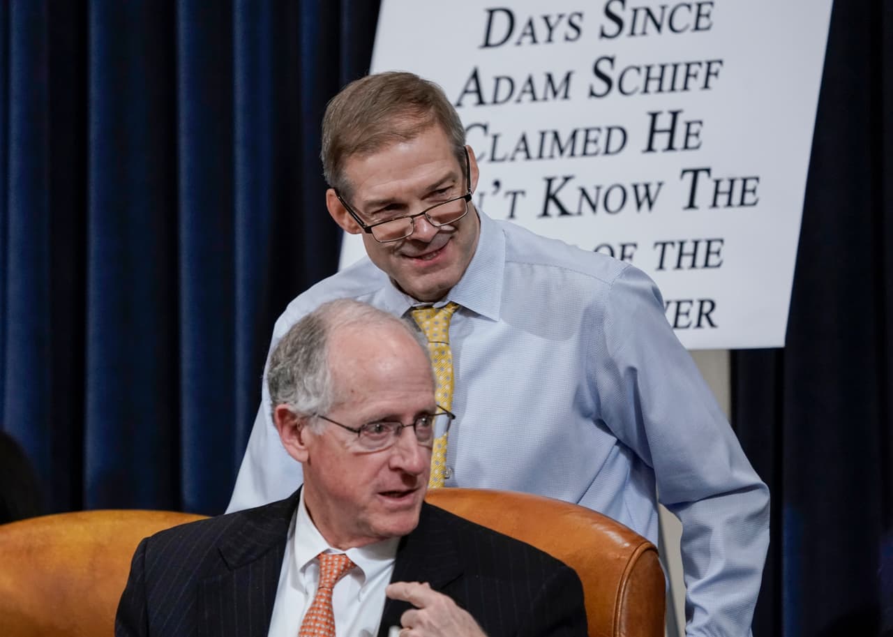 Gordon Sondland aceptó que el principal beneficiado con la investigación a la familia Biden sería el presidente Trump luego de ser interpelado varias veces para que respondiera claramente al respecto. En la imagen se muestra al representante Jim Jordan, republicano por Ohio, (de pie) y el representante Mike Conaway, republicano por Texas.
<br>