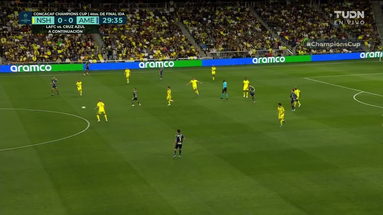 ¡TIRO ATAJADO! disparo por Álex Zendejas.