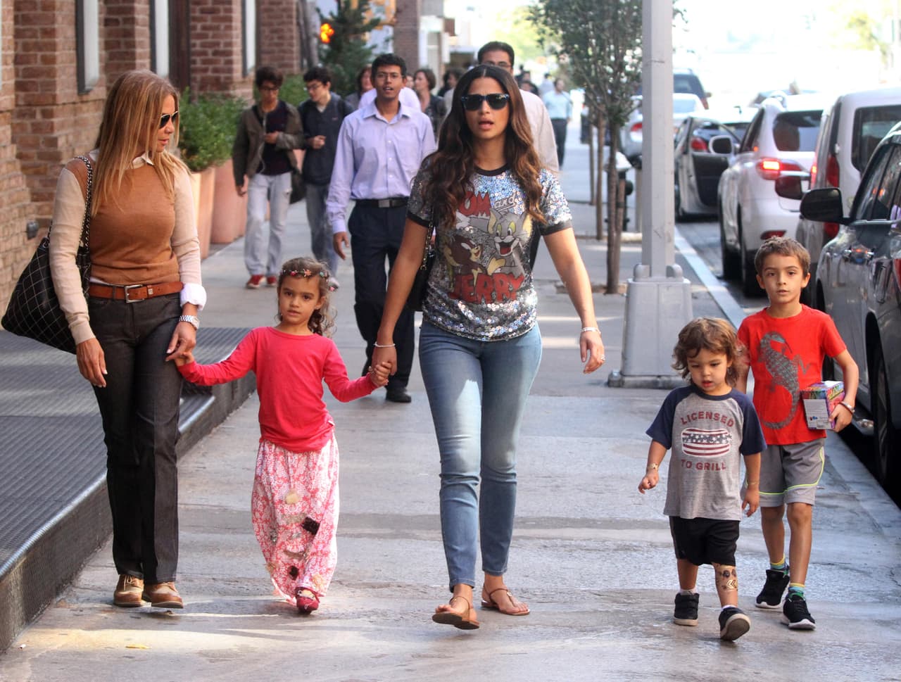 Aquí llevaba de la mano a su nena Vida.