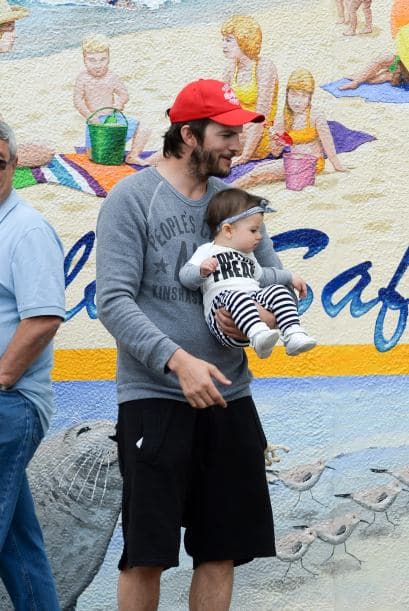 Ashton siempre aparece con ella en brazos.