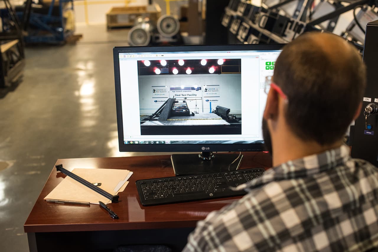 <h3 class="cms-H3-H3"><b>Elegir el equipo adecuado - Calidad del equipo</b></h3>
<br>Otro paso importante a seguir al momento de elegir un equipo para el transporte de mascotas es informarse sobre sus certificaciones en pruebas de accidentes. Estar atento a la validez de la certificación, porque algunas marcas emplean fuentes cuestionables como elementos de promoción o mercadotecnia.