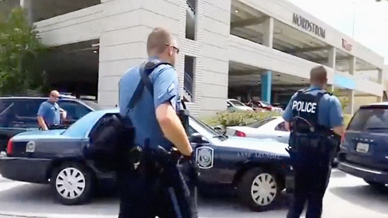 Los oficiales encontraron lo que piensan es un artefacto explosivo. El edificio ya está asegurado luego de que fueron evacuadas más de 170 personas.