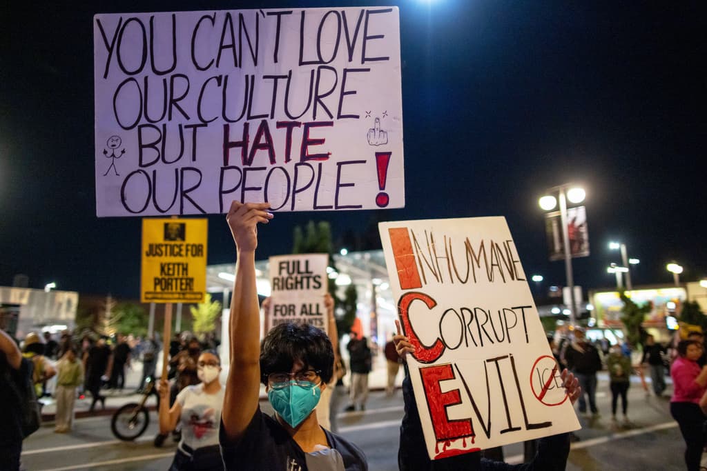 El tráfico en la intersección de Alameda y Commercial Street quedó bloqueado y un autobús de transporte público quedó varado en medio de la protesta.