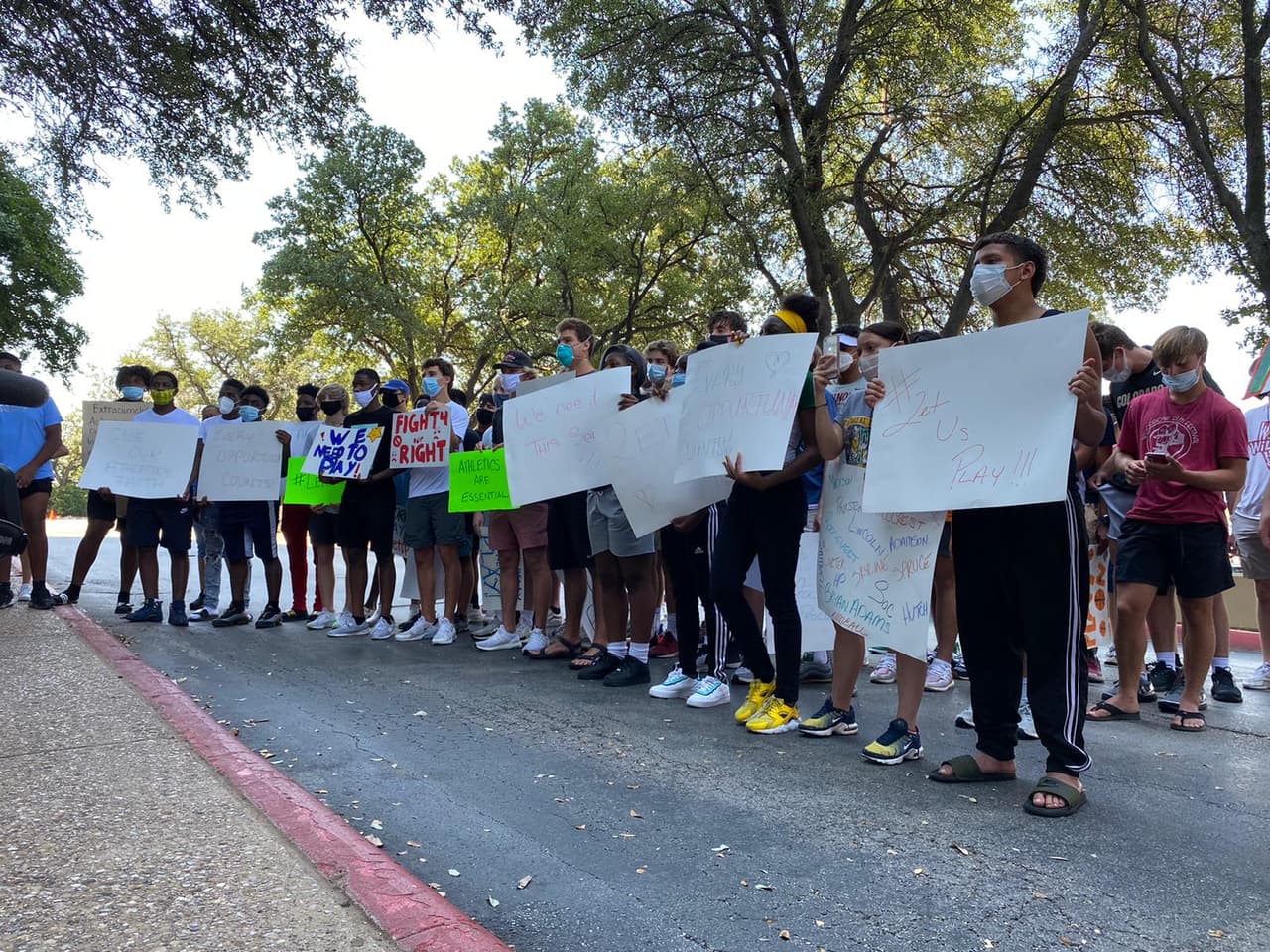 El distrito anunció el pasado jueves que debido a la pandemia del coronavirus se suspenden todas las actividades extracurriculares. 
<br>