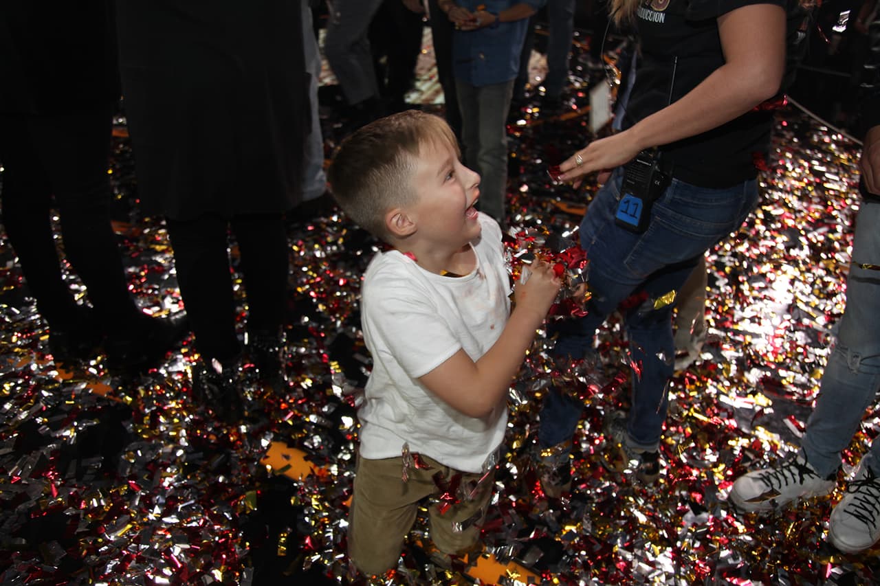 En esa conversación, la presentadora explicó lo mucho que le cuesta despedirse de un proyecto en el que cada domingo se emocionaba de participar. Su hijo decidió tomar el micrófono y hablar también de lo que Pequeños Gigantes significa para él.