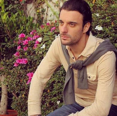 Simone Fantozzi da vida a Gianluca.