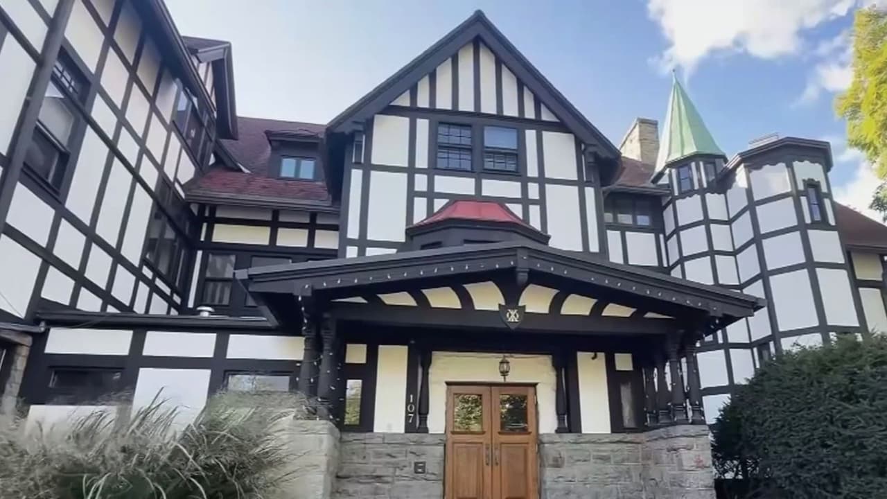 Surgen nuevos videos de interrogatorios en torno al caso Cornell; estudiantes hacen un plantón de 7 horas