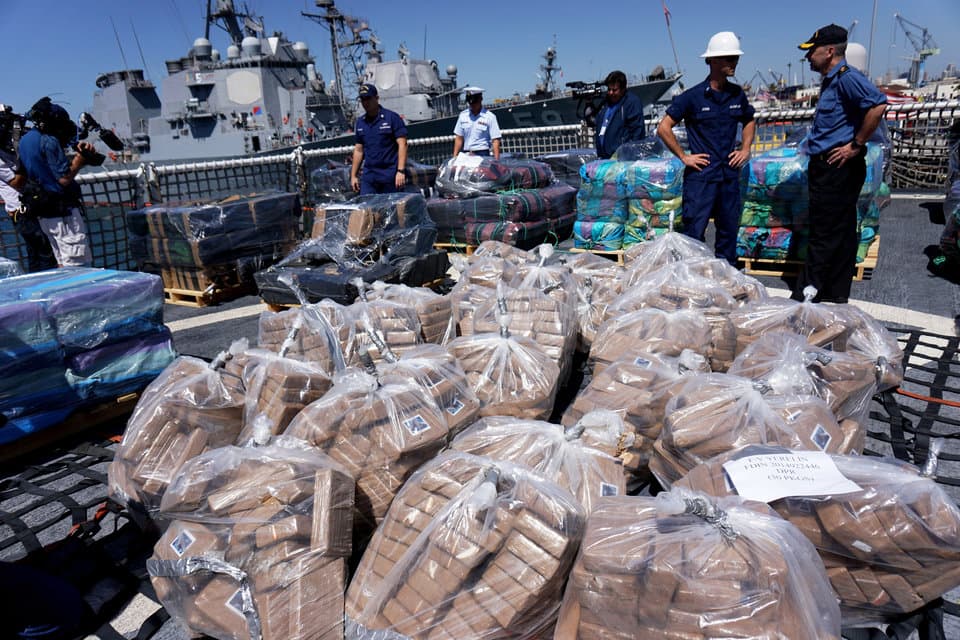 Efectivos de la Guardia Costera incautaron 28,000 libras de cocaína en altamar en abril de 2015.