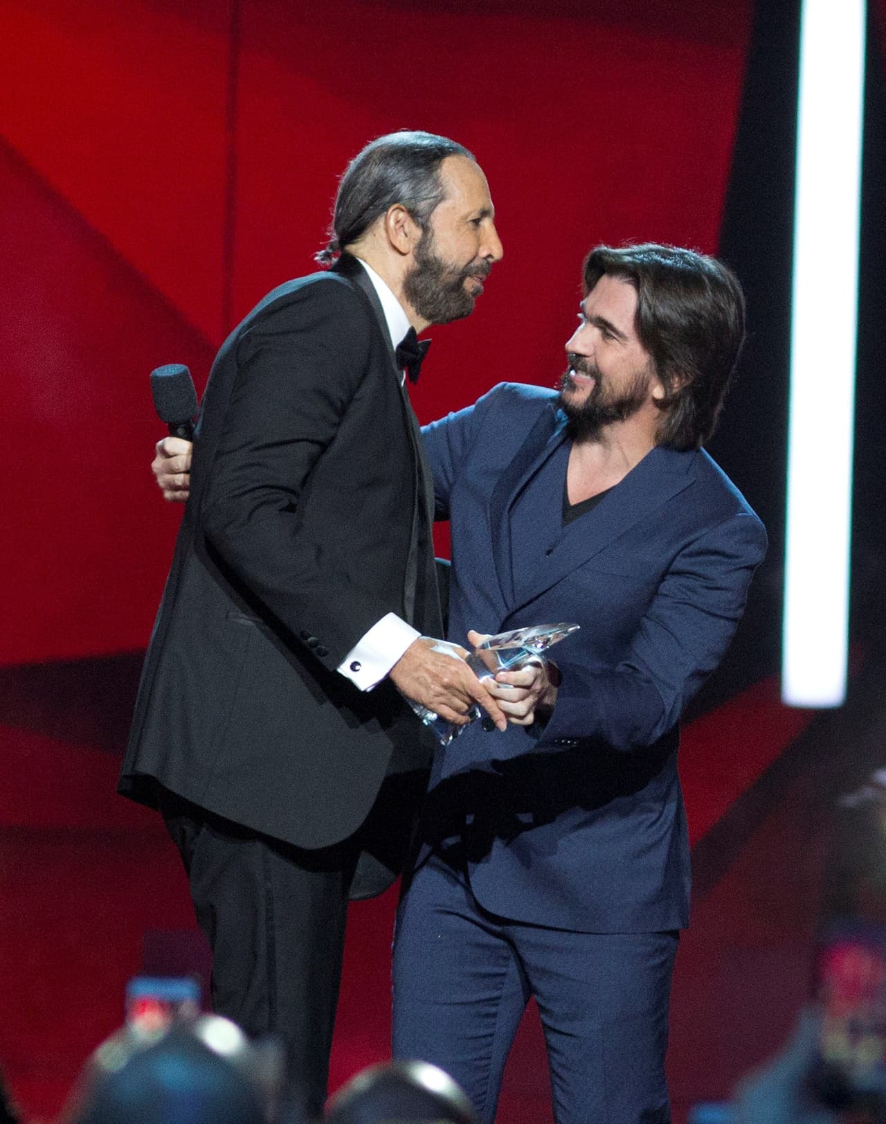 Juan Luis Guerra recibió el premio de manos de su "hermano", 
<b><a href="https://www.univision.com/famosos/juanes-recuerda-la-peor-borrachera-de-su-vida-donde-quedo-y-con-que-fue-fotos">el cantautor colombiano, Juanes</a></b>.