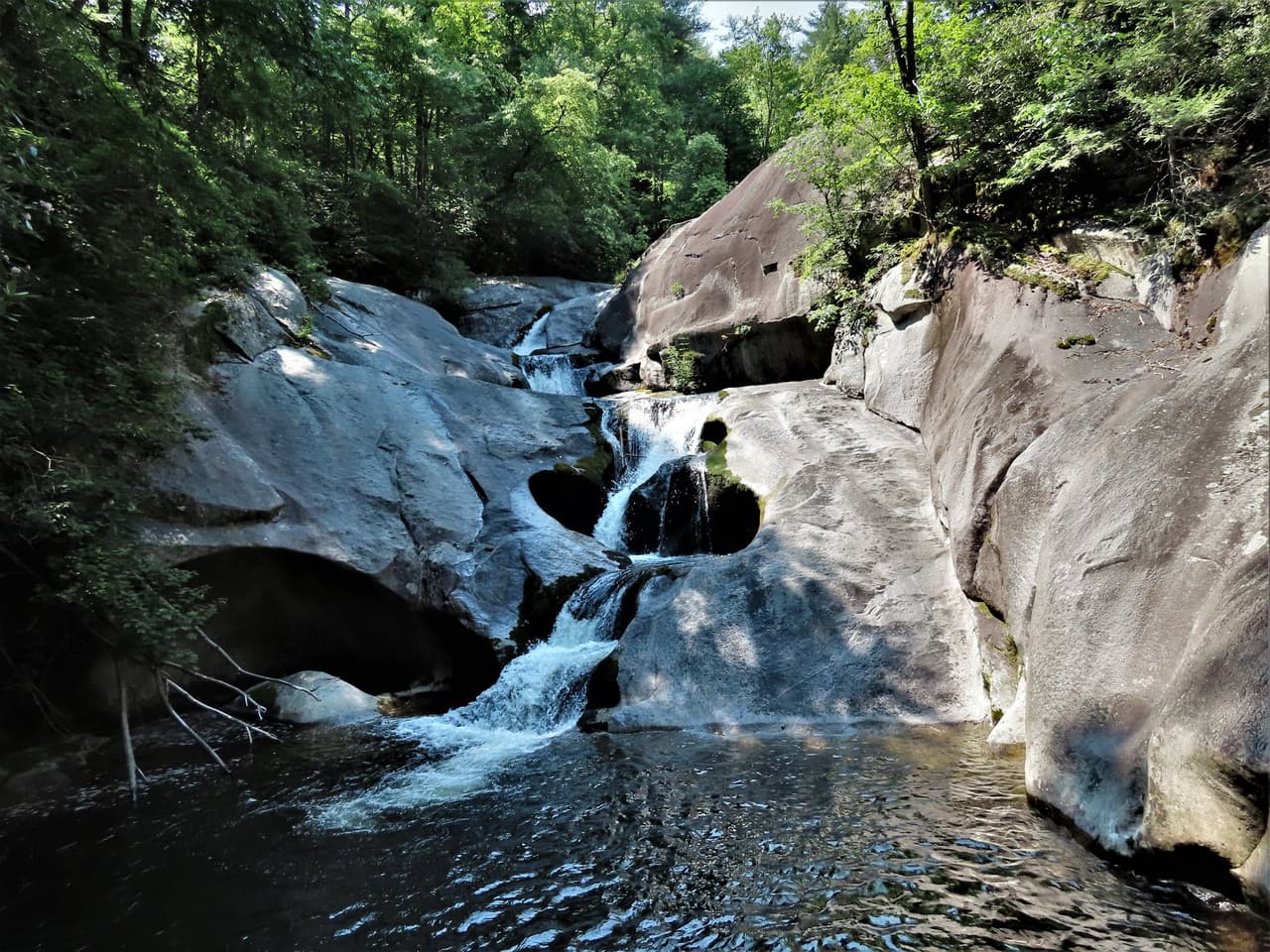 Ubicadas al norte de Mortganton, encontrarás dos senderos que te llevarán a Steels Creek Falls a lo largo de Steels Creek. Uno de ellos tiene 1,6 millas de largo y el otro tiene 6.8 millas de largo. Ambos tienen sus niveles de dificultad.