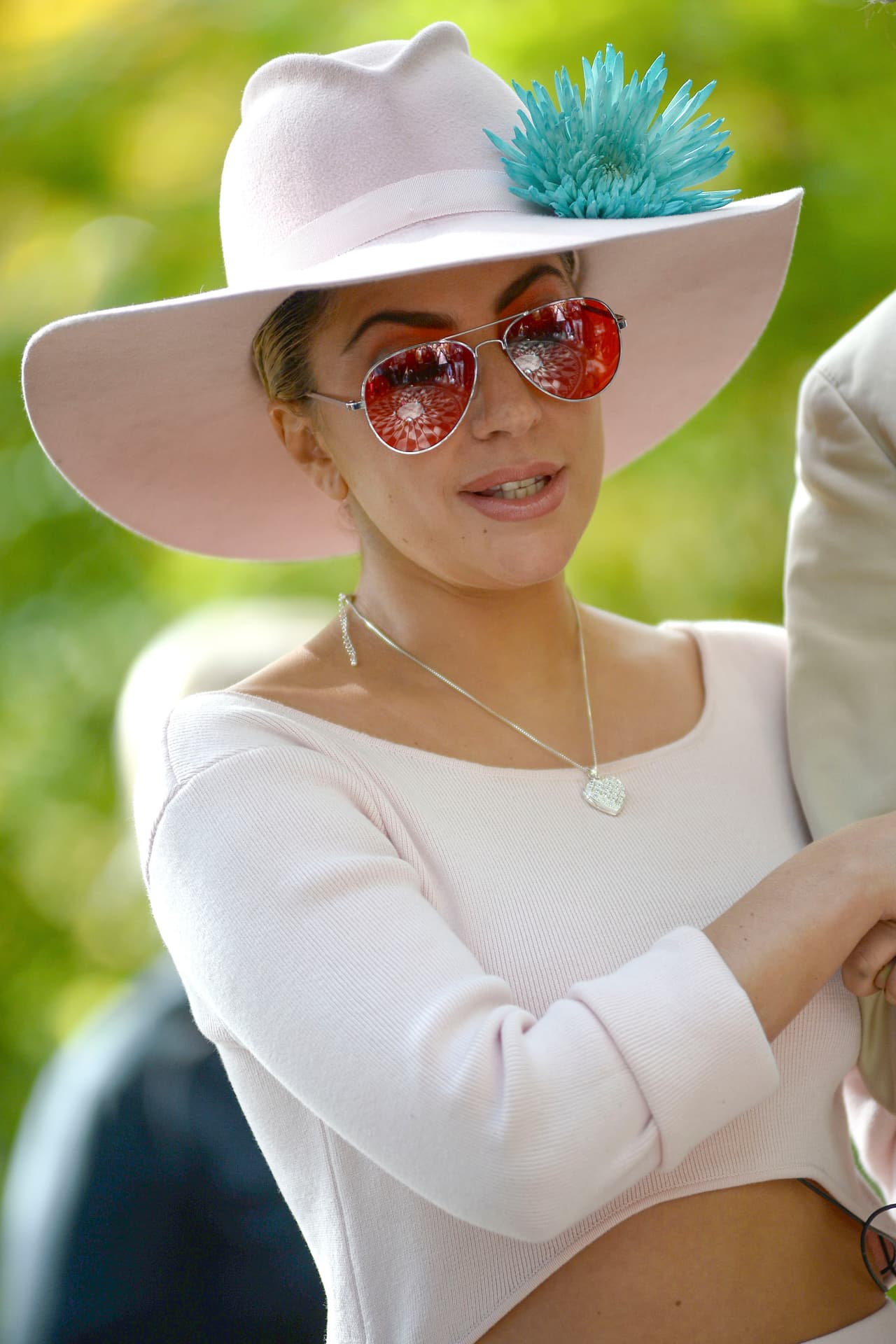 Llevaba flores rosas y azules para colocar en el lugar de su ídolo.