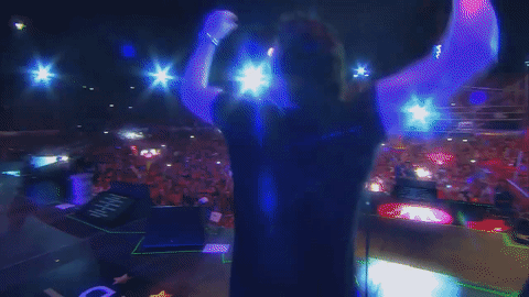 Interpretando 'Mi amor por ella', contagiado de la energía del público.