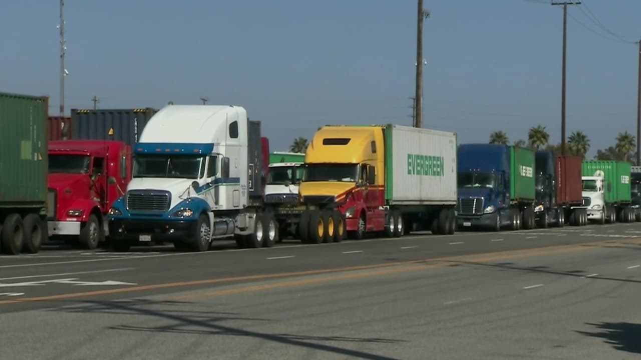 Gobierno federal sanciona a California por requisito de inglés a conductores