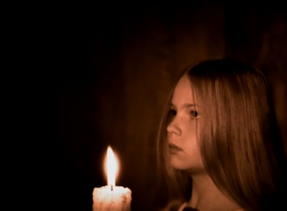 VENENO PARA LAS HADASOtra obra premiada de Tabloada, ahora de 1984, en la que Ana Patricia Rojo interpreta a una chica de 10 años que convence a una amiga de que es una bruja.