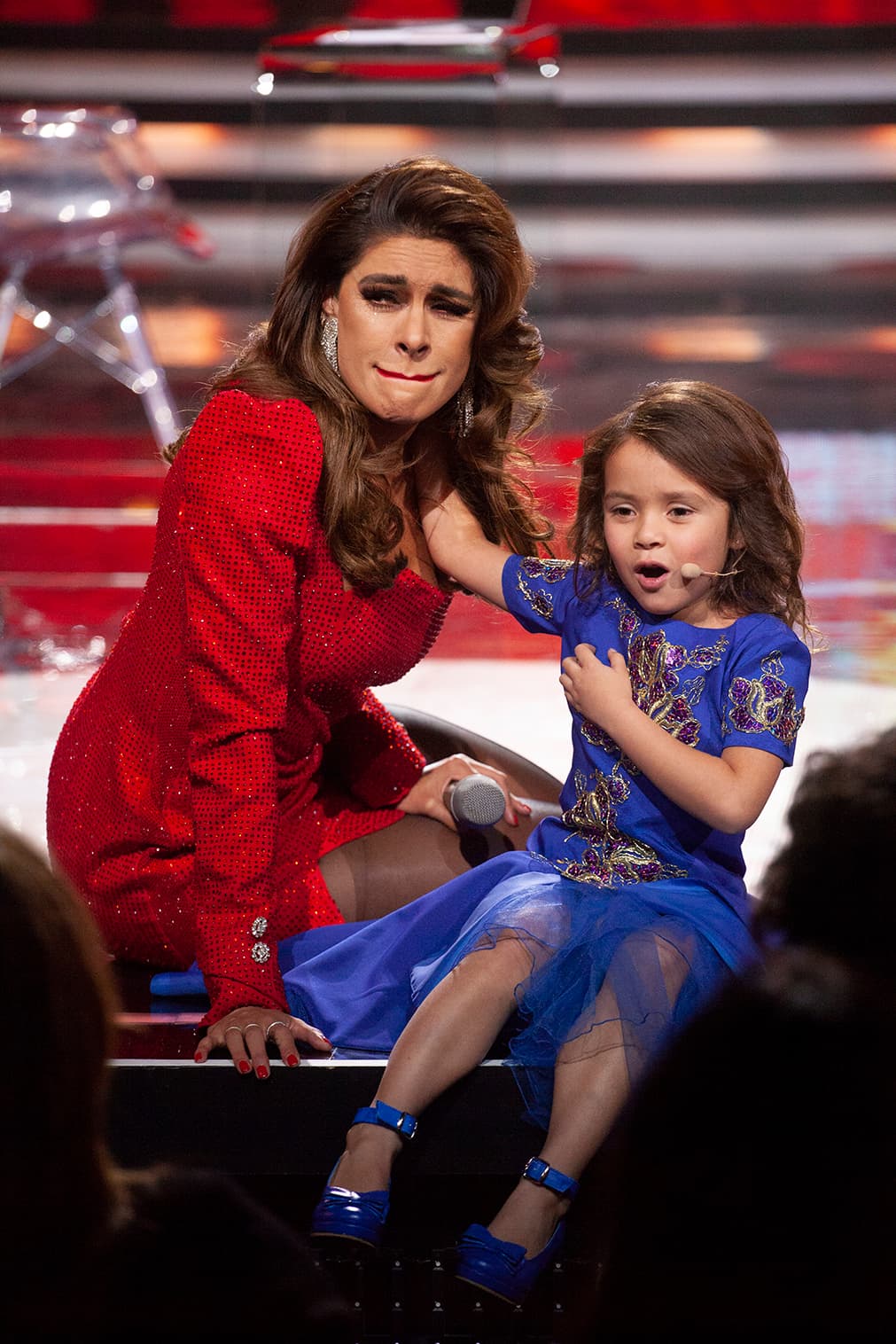 Además de sorprender a todos con su facilidad para interpretar temas de Jenni, la niña presumió su fanatismo por el Club Deportivo Guadalajara. Cada que podía gritaba "¡Arriba las Chivas!".
