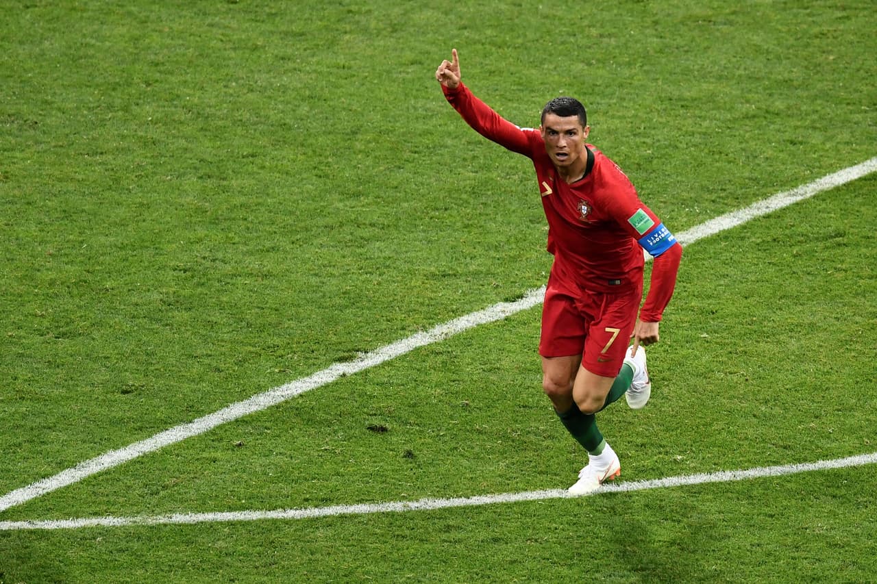 10: Cristiano Ronaldo, al minuto 44 del primer tiempo. Portugal 2-1 España