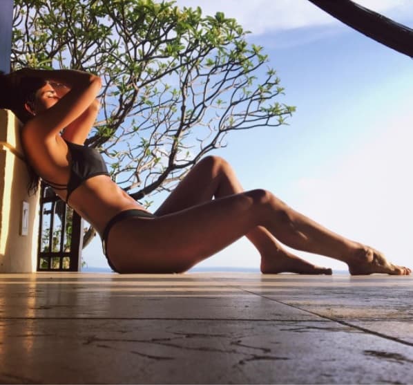 Le gusta la playa y el sol, por lo que es común que suba fotografías en bikini, además de que muestra su trabajado cuerpo.