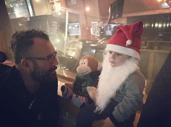 La actriz publicó esta tierna imagen donde su hijo está disfrazado de Santa Claus y escribió: "Espíritu navideño".
