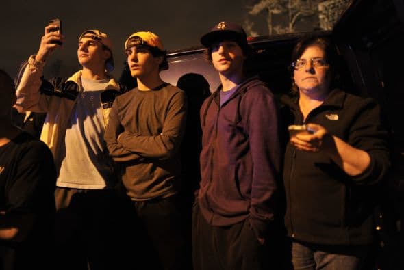 La policía confirmó vía Twitter, la detención del segundo sospechoso de los atentados del pasado lunes en el maratón de Boston (EE.UU.) y que había sido acorralado en el barrio de Watertown. "CAPTURADO!!! La caza se ha acabado. La búsqueda ha terminado. Se acabó el terror. Y la justicia ha ganado. El sospechoso está bajo custodia", se lee en el tuit de la policía de Boston. A lo largo de toda la jornada un extraordinario despliegue policial había perseguido a Dzhokhar Tsarnaev, un joven de 19 años de origen chechén, presunto coautor de los atentados. Según el diario Boston Globe, Tsarnaev fue capturado después de un tiroteo en el que resultó herido, por lo que está siendo trasladado al Hospital Mount Auburn de Cambridge. Un oficial le dijo al diario que el joven, de 19 años, se encuentra consciente. La noticia de su captura fue acogida con aplausos por el público que salió de sus casas.