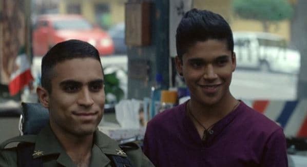 'Trémulo' narra la historia de 'Carlos', interpretado por Benny Emmanuel, un joven peluquero que trabaja en la barbería de su tío y en donde conoce a 'Julio', encarnado por Axel, un soldado que llega como cliente.