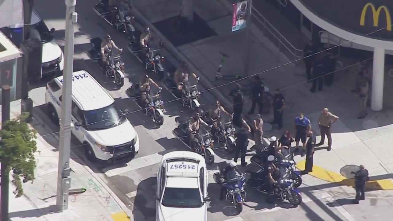 Persecución de un motociclista termina en el Downtown de Miami y buscan al hombre que huyó caminando