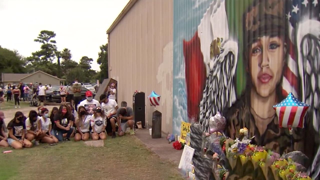 Frente a este mural amigos y familiares de Vanessa le ridindieron un homenaje al confirmarse el hallazgo de sus restos cerca de la base militar de Fort Hood.