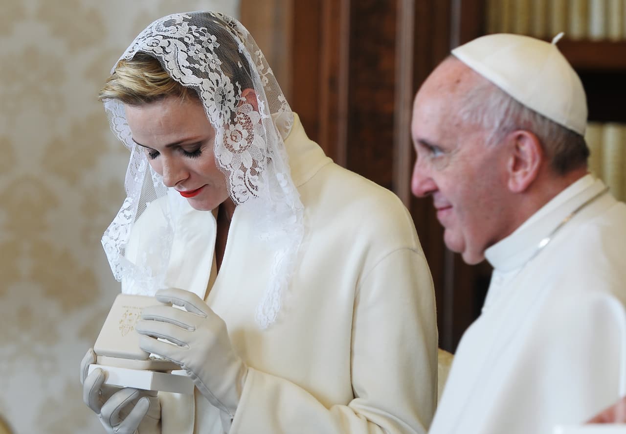 La princesa Charlene de Monaco (de blanco) durante su reunión con el Papa, el 18 de enero de 2016.