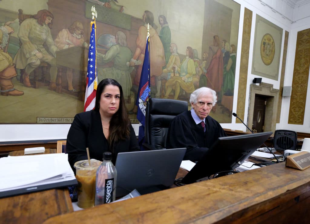 Allison Greenfield se sienta junto al juez Engoron en el ejercicio de su trabajo como letrada del juzgado. (Photo by Curtis Means-Pool/Getty Images)