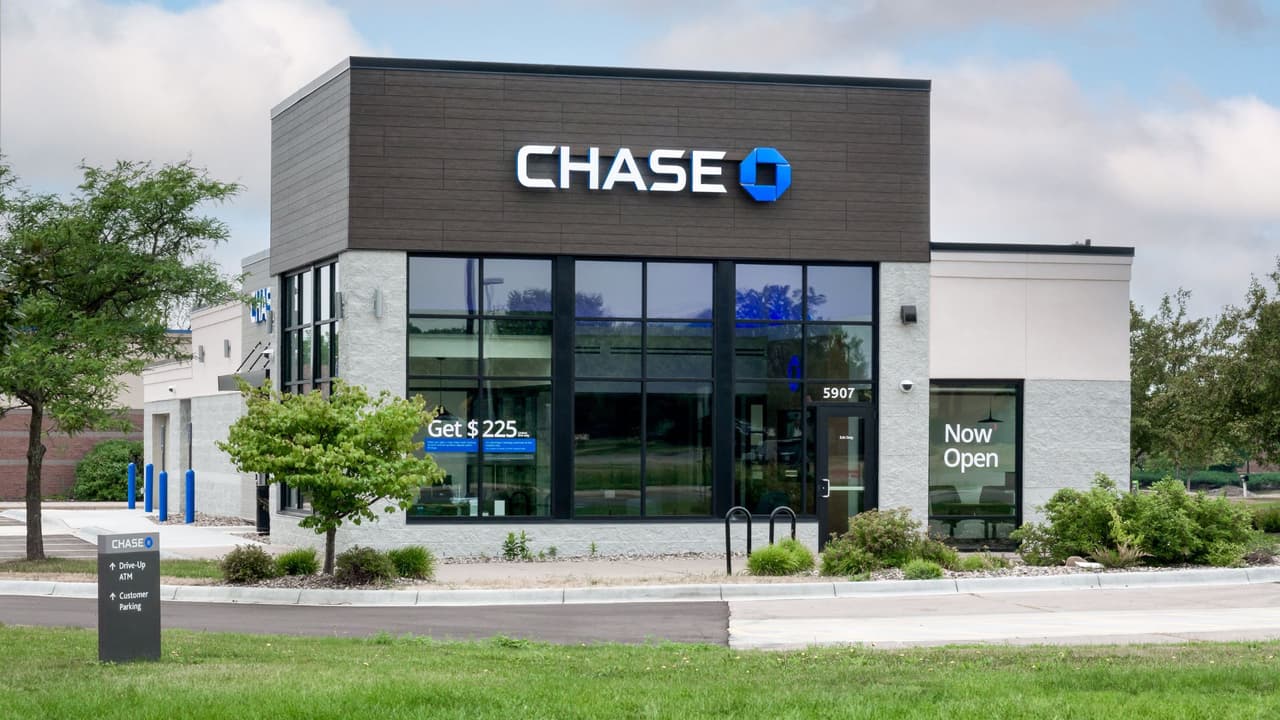 <h3 class="cms-H3-H3">Correo, envíos y bancos</h3>
<br>USPS estará cerrado: 
<b>solo opera Priority Mail Express.</b> 
<br>UPS y FedEx
<b> suspenden servicios regulares</b>: mantienen solo entregas urgentes tipo express. 
<br>
<b>Los bancos permanecen cerrados</b>: la banca en línea sigue operando.