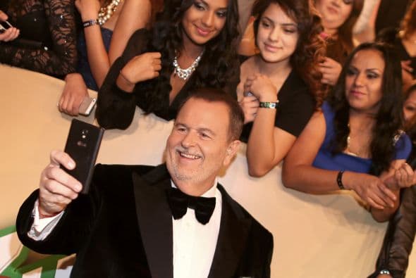 Te llevamos detrás de cámaras y mira todo lo que pasó mientras tus artistas desfilaban por la alfombra verde. 