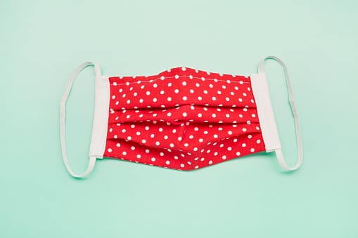 Según las autoridades, las mascarillas de tela no tienen la intención de proteger a la persona, pero puede prevenir la propagación del virus a otros.