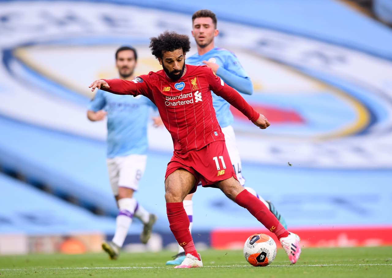 Mohamed Salah aparace por primera vez en el partido y revienta el poste del portero Ederson.