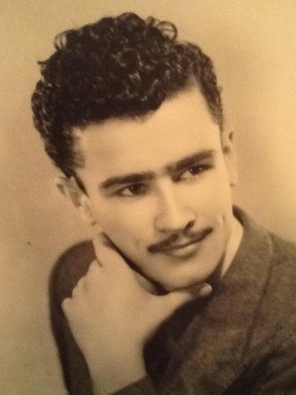 Es hija de Guillermo Zapata Pérez de Utrera, quien fue deportista, boxeador, 'Míster México', modelo y empresario. A su muerte, su viuda Yolanda Miranda Mange rehizo su vida sentimental, anécdota contada por Laura Zapata.