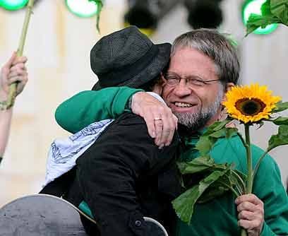 Antanas MockusCandidato independiente por el Partido Verde, este político, filósofo y matemático colombiano saltó a la fama por bajarse los pantalones siendo rector de la Universidad Nacional de Bogotá, ante un abucheo por un grupo de estudiantes.Alcalde de Bogotá en dos ocasiones (1995-1997 y 2001-2003), también candidato presidencial en 1998 y 2006.